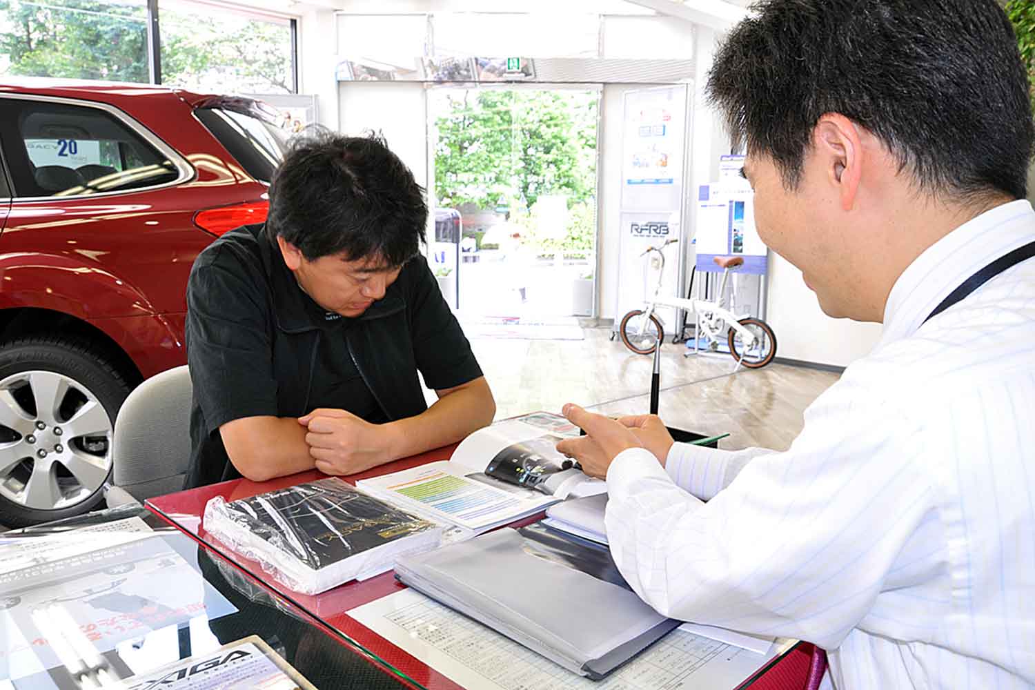 新車ディーラーで来客対応している様子