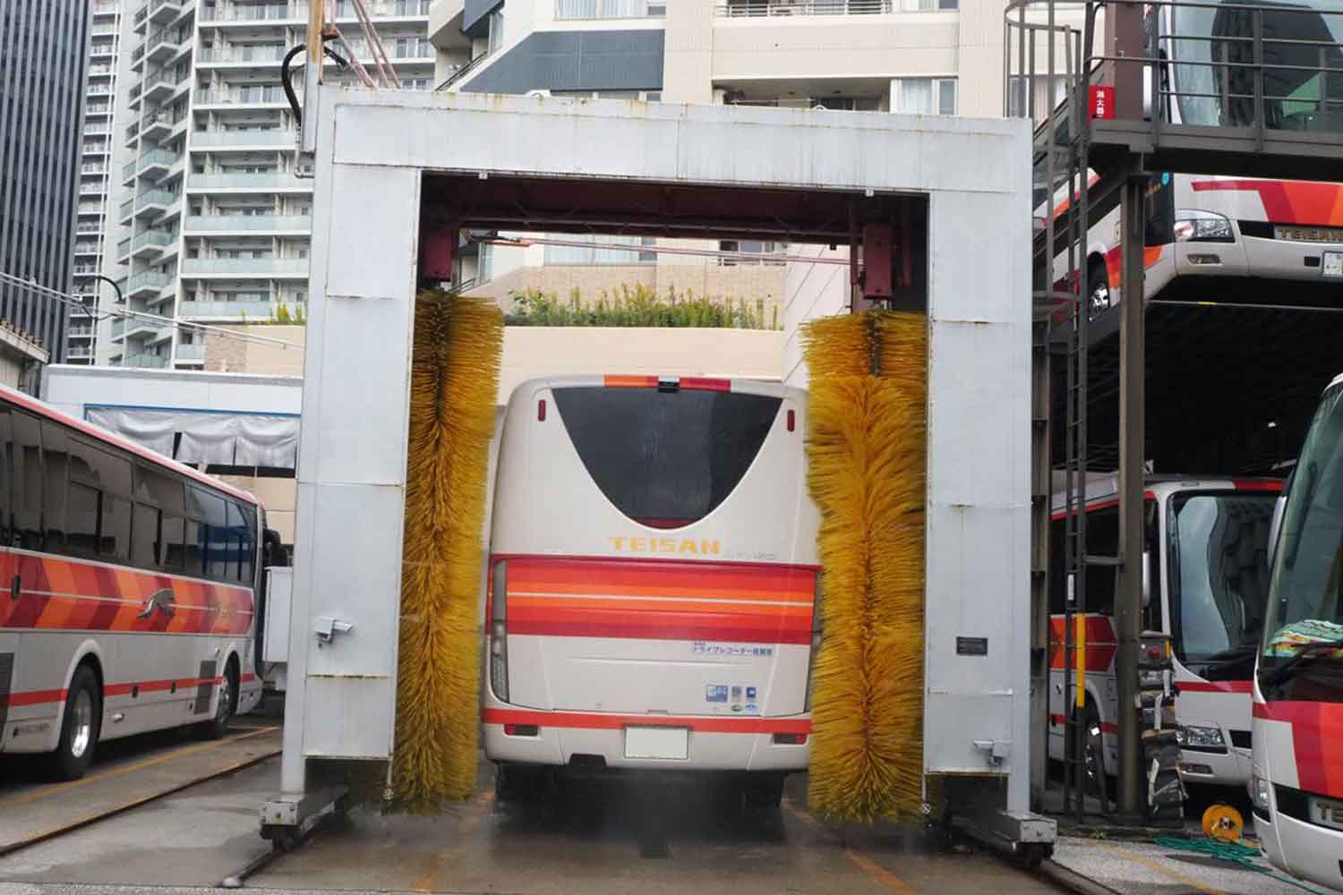 バスの車庫にある巨大洗車機