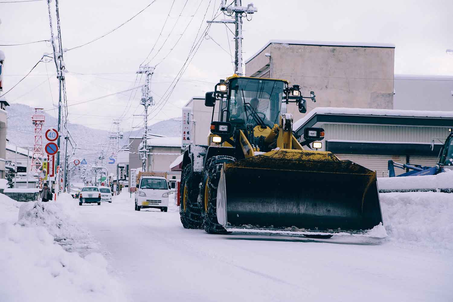 公道を走行する除雪用ホイールローダ