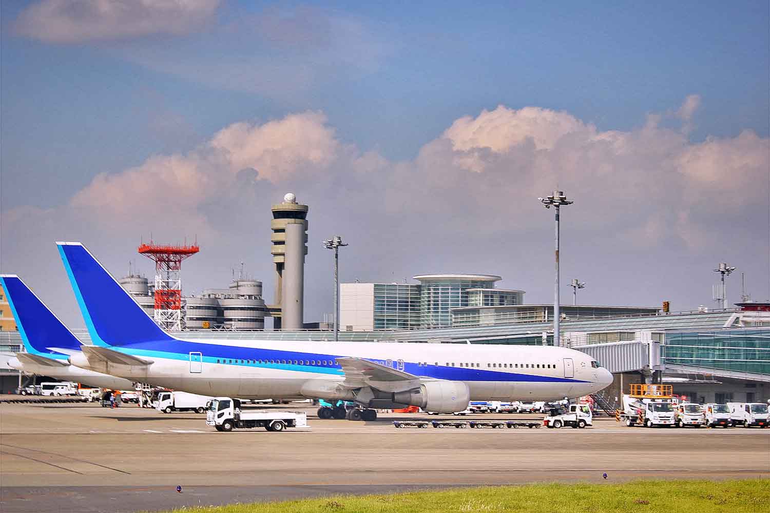 空港に止まっている複数の旅客機 〜 画像4