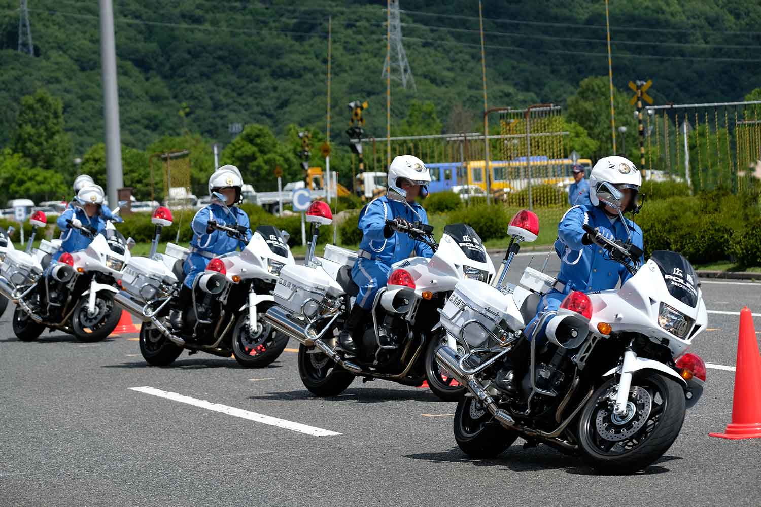 運転訓練をしている複数の白バイ 〜 画像5