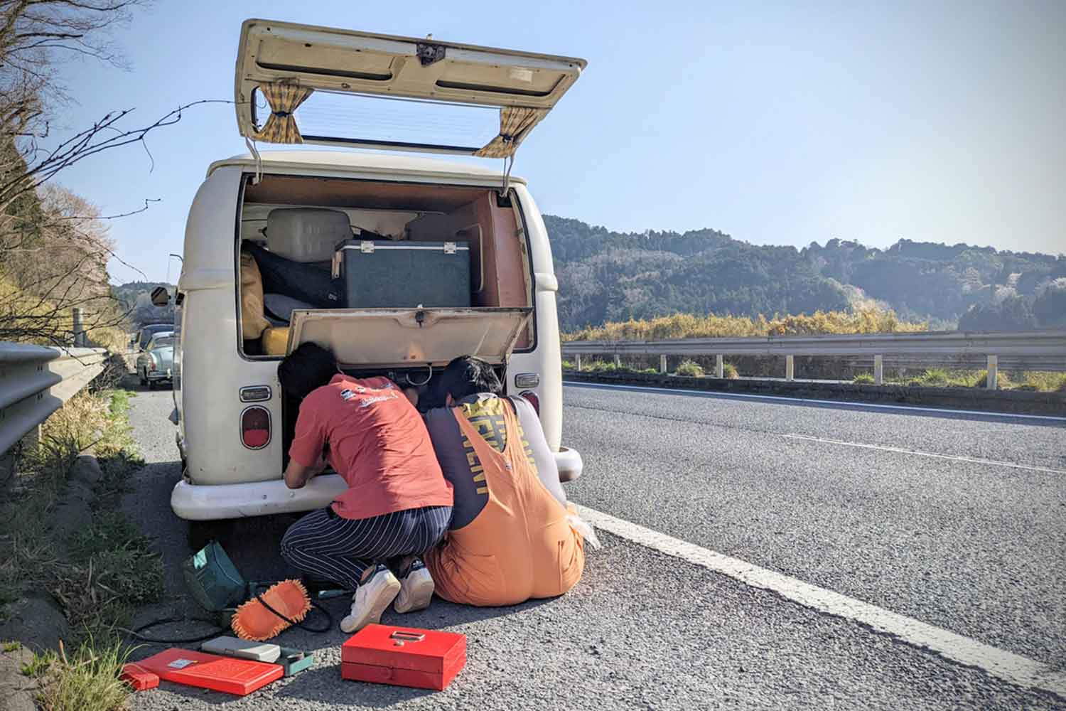 故障車が路肩で停車している様子