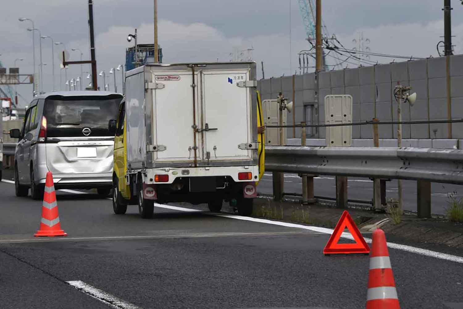 高速道路の本線内で事故車両が停車している様子 〜 画像4