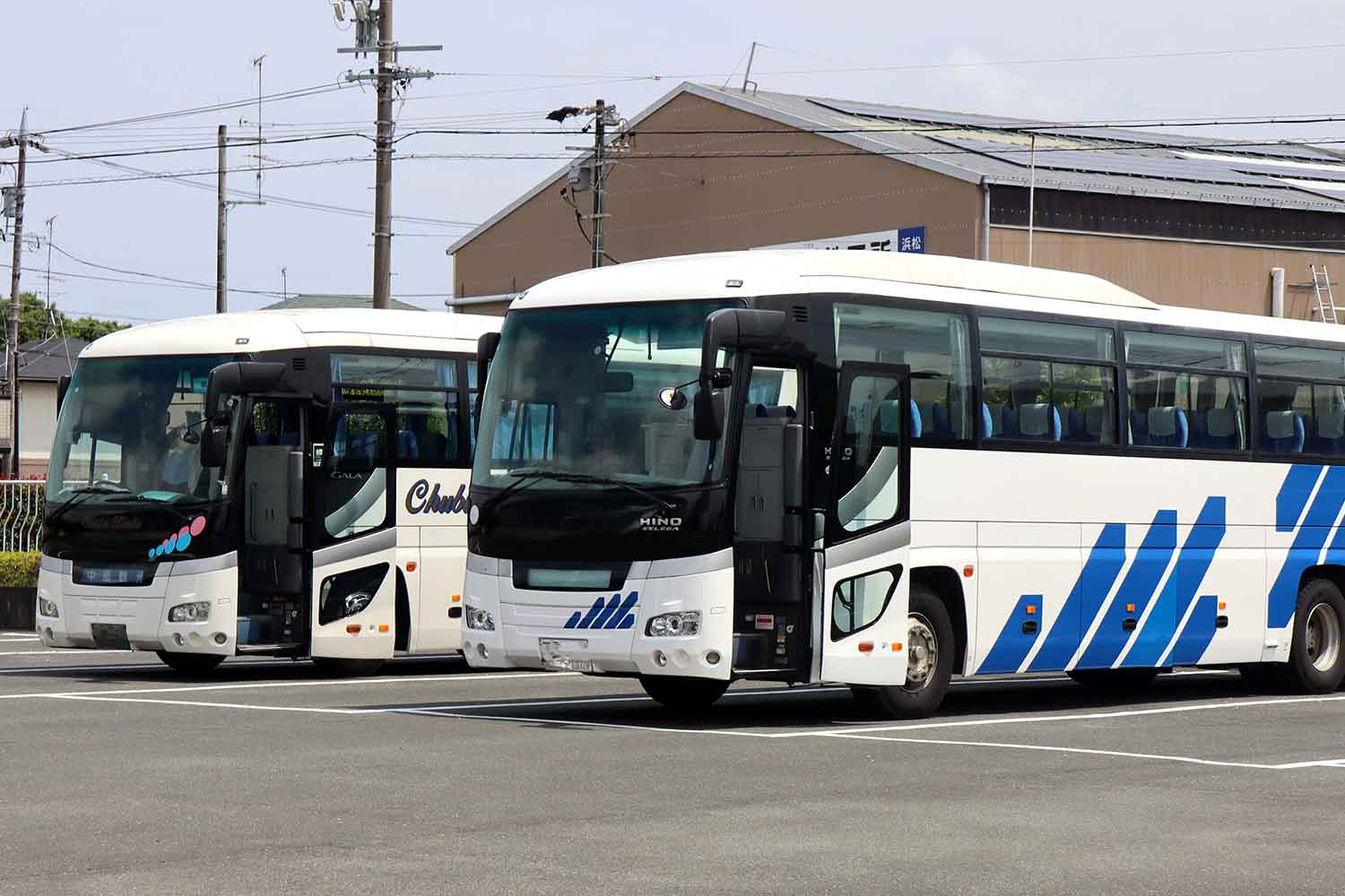 貸切バスが駐車している様子