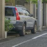 【画像】「道路にはみ出たって……ちょっとじゃん」　街で見かける車庫に入りきっていないクルマ「違反です」！ 〜 画像2