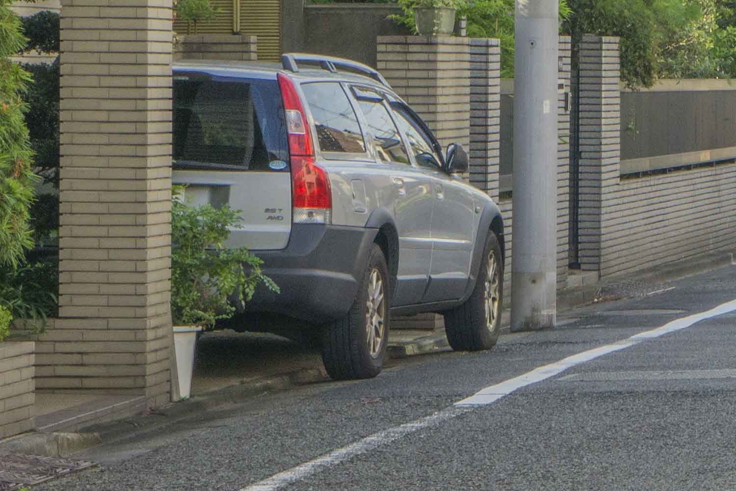 敷地外の道路にはみ出て駐車しているクルマ