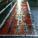 【画像】雨の夜だとまったく見えん！　中央線に横断歩道に停止線のペイントが「ハゲて薄れて」いたらどこに連絡？ 〜 画像1