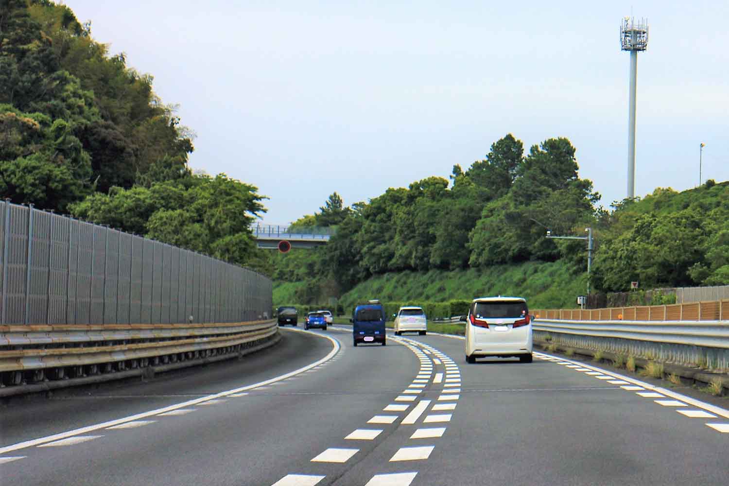 減速を促すドットがある高速道路の道路