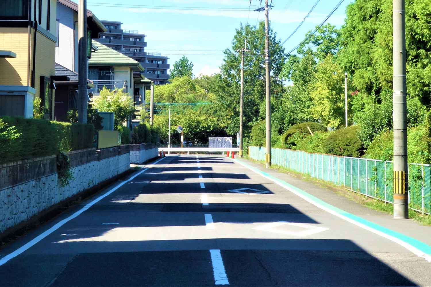 歩道のない住宅街の道路