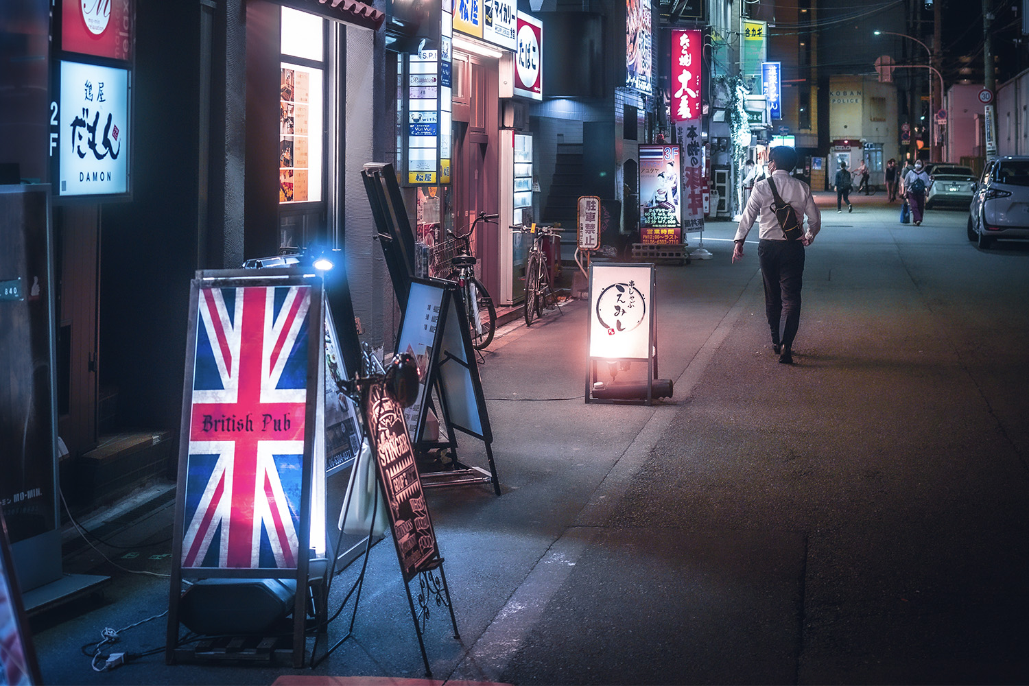 はみ出した看板！　酔って道路に座り込み！　ヘタしたら打ち水も！　そこかしこで見かける道路交通法違反