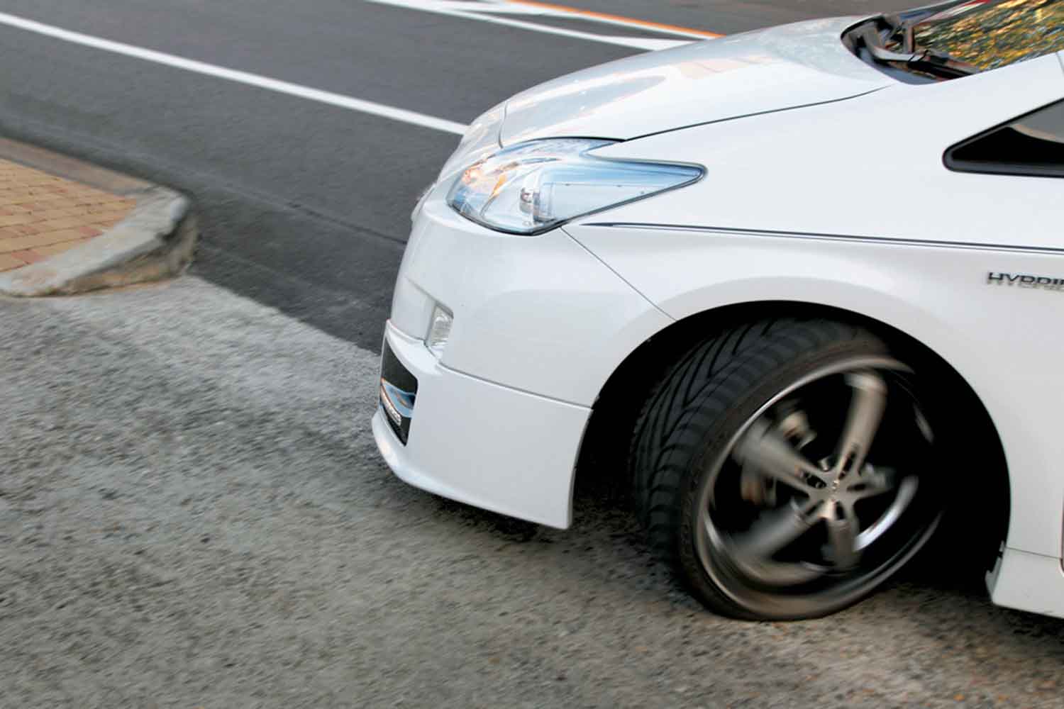 車高の低いクルマが歩道の段差を乗り越えている様子 〜 画像4