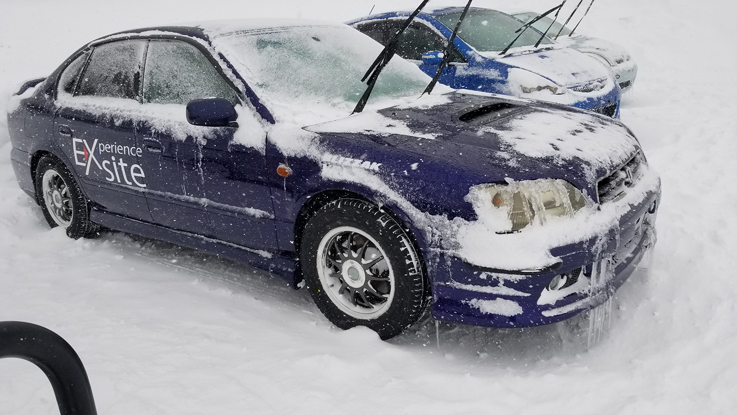 雪に覆われたクルマのイメージ