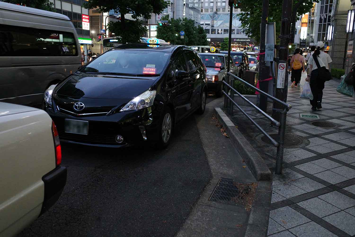 タクシー乗り場の車列