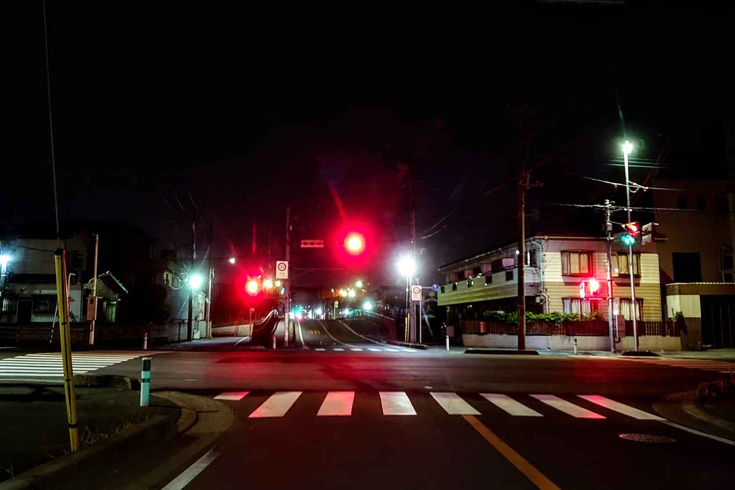 夜間の信号待ちの様子