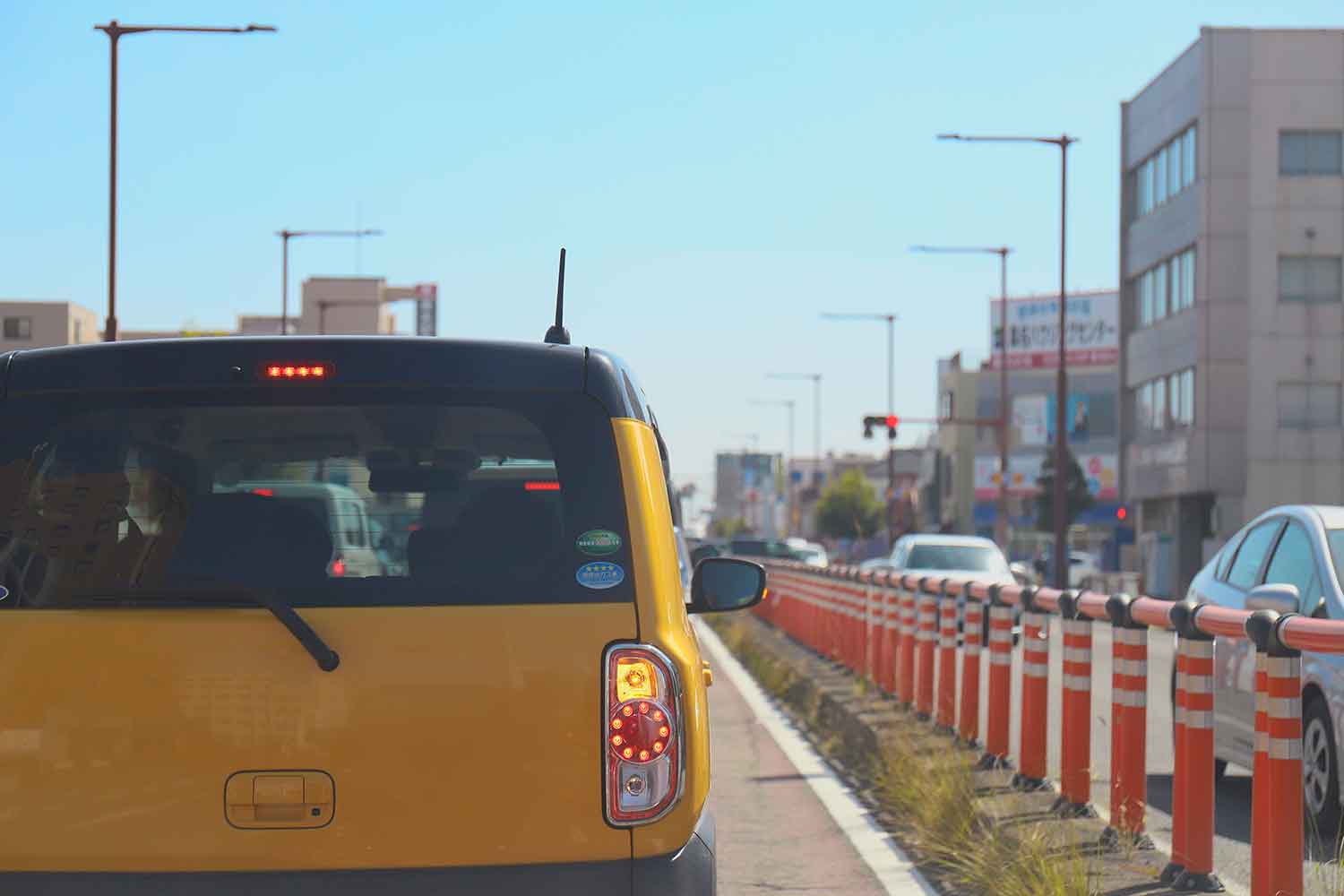 信号待ちの車列