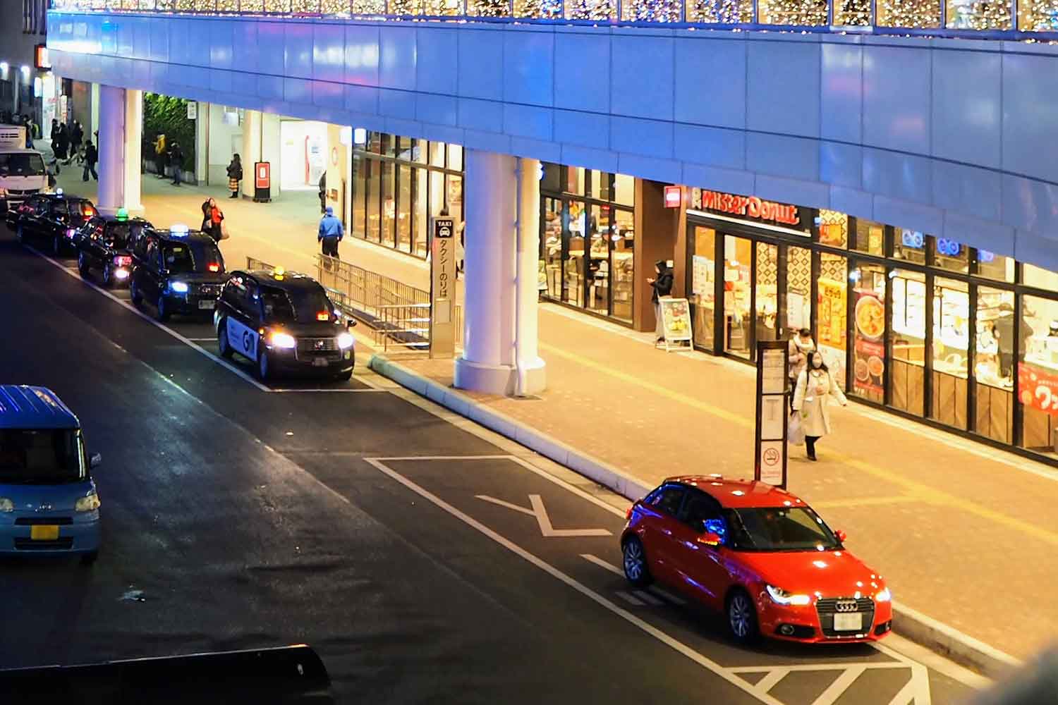 駅前のバス停に一般車が停車している様子 〜 画像7