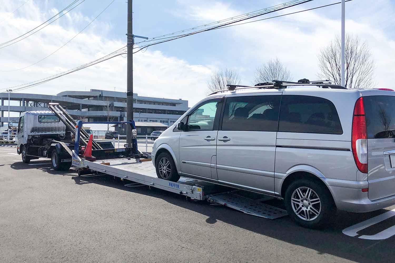 ローダーにクルマを載せている様子