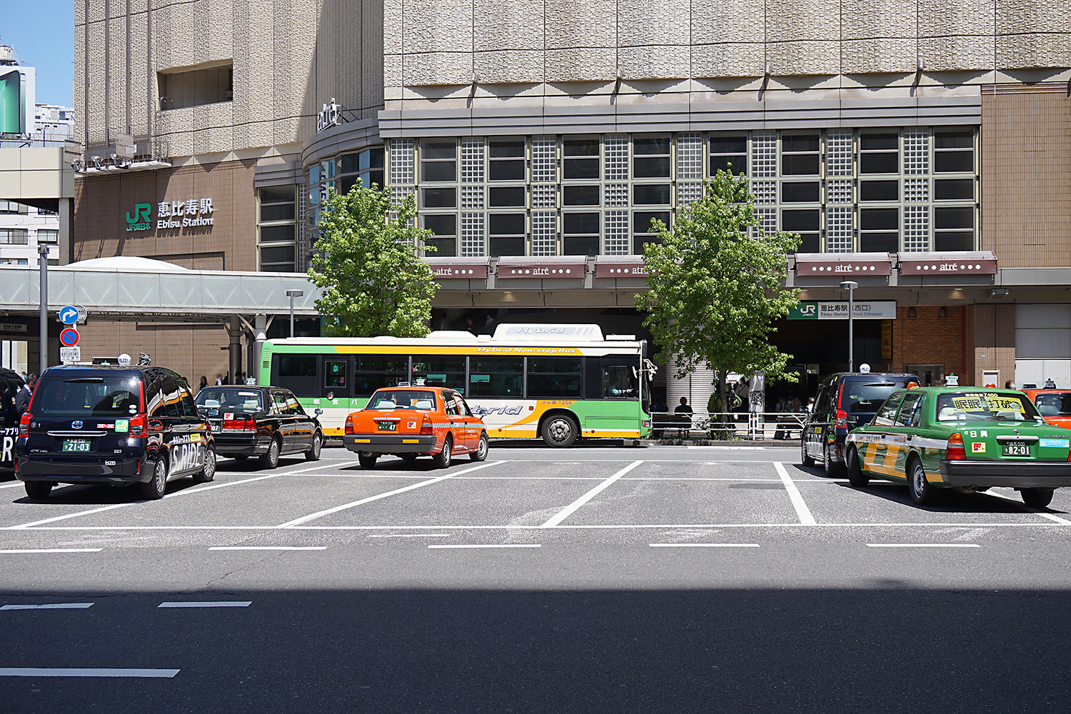 駅前で待機するタクシーと路線バス