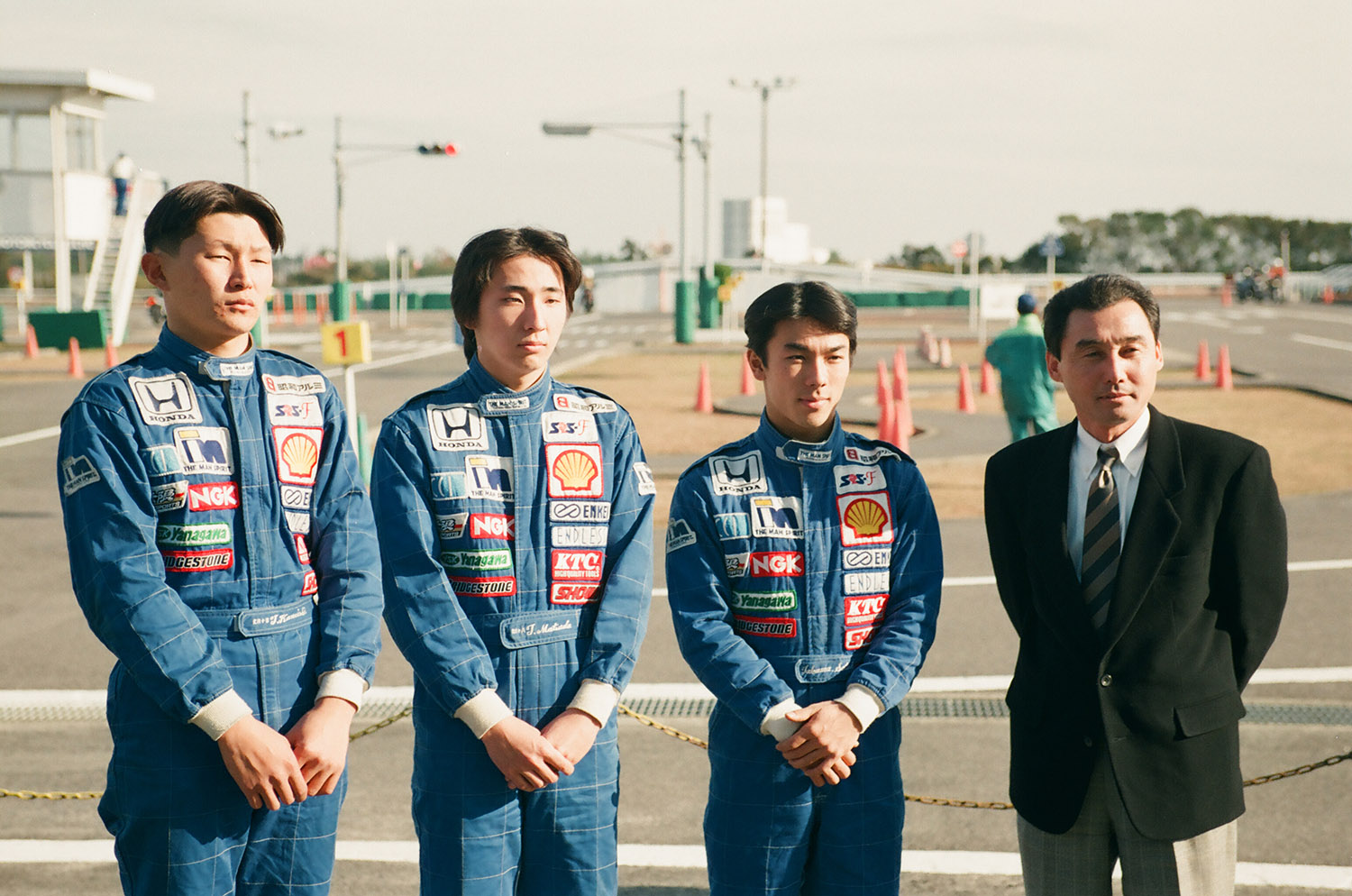 鈴鹿サーキットレーシングスクールフォーミュラ（現在のHRS鈴鹿Formulaクラス）時代の佐藤琢磨選手（右からふたりめ）