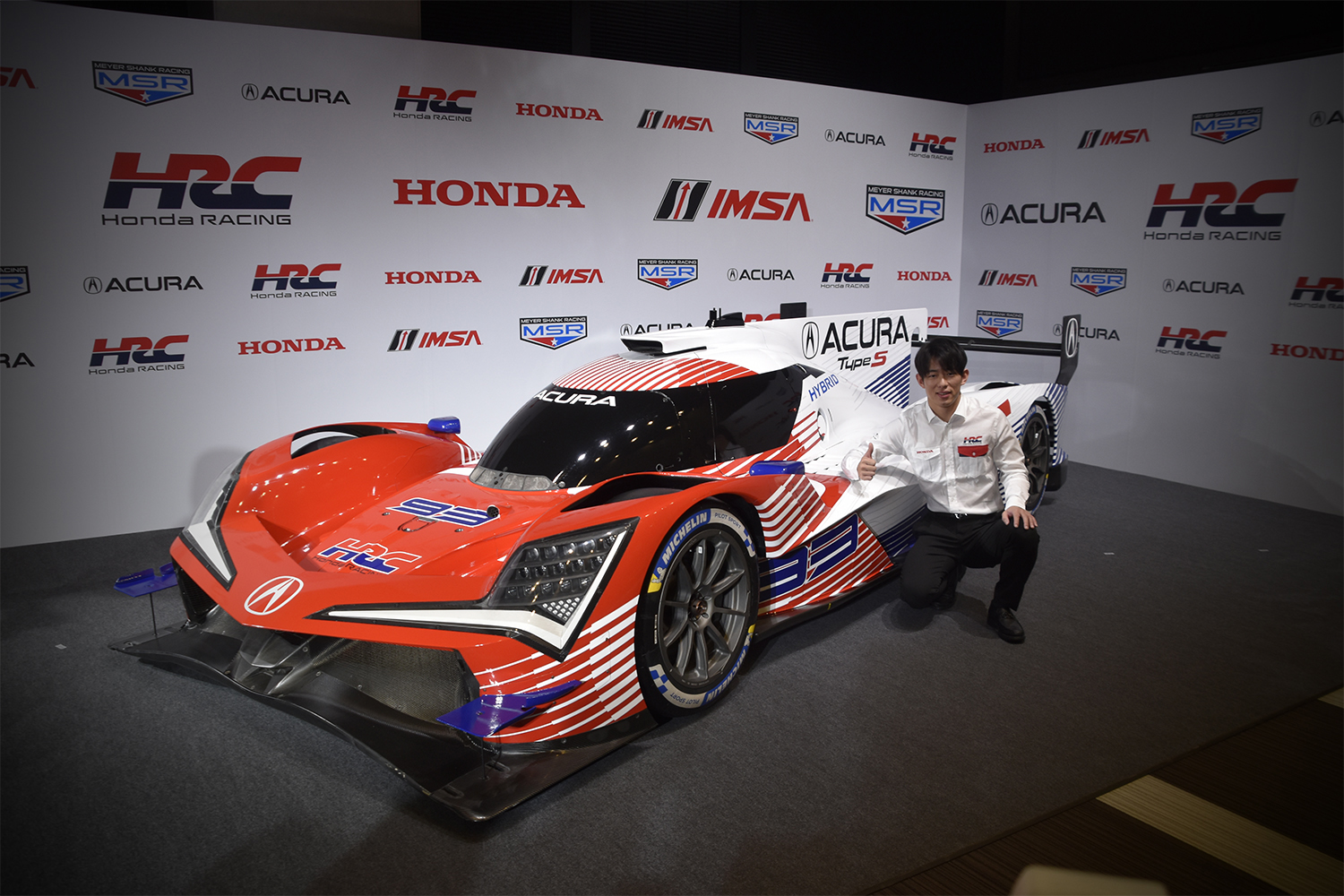 搭乗予定のIMSAマシン Acura ARX-06と太田格之進選手 〜 画像9