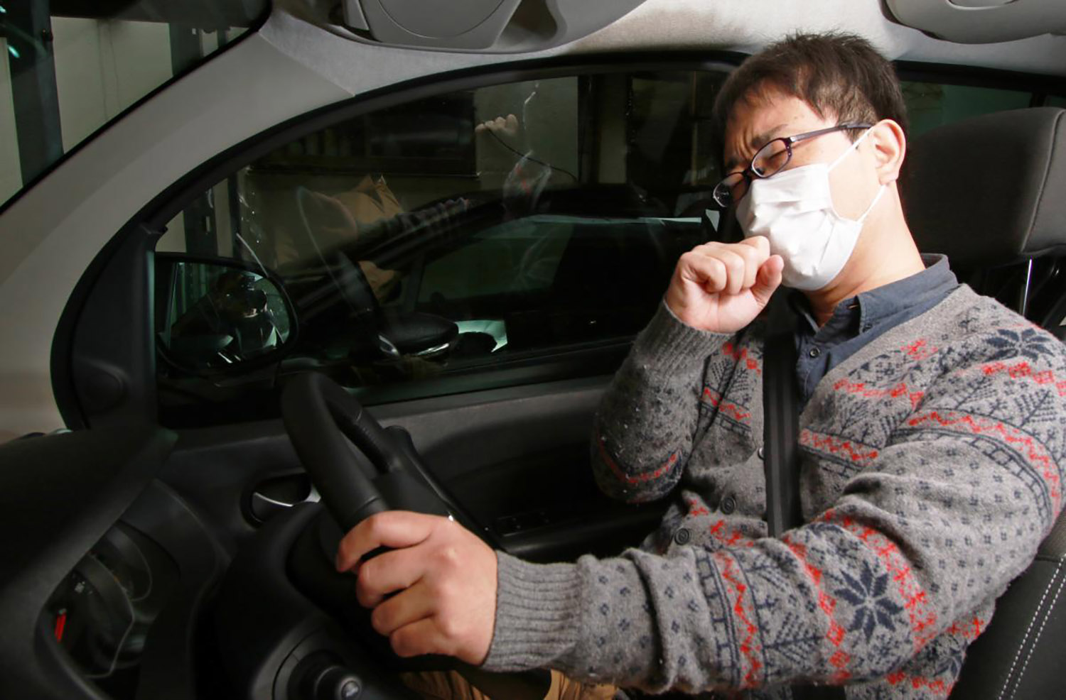 マスクを着用して車内で咳き込むイメージ 〜 画像1