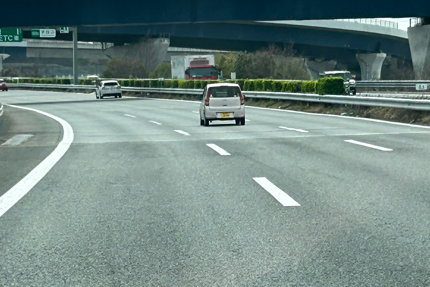 3車線の高速道路で大型トラックが真ん中・右車線を走行している理由 〜 画像4