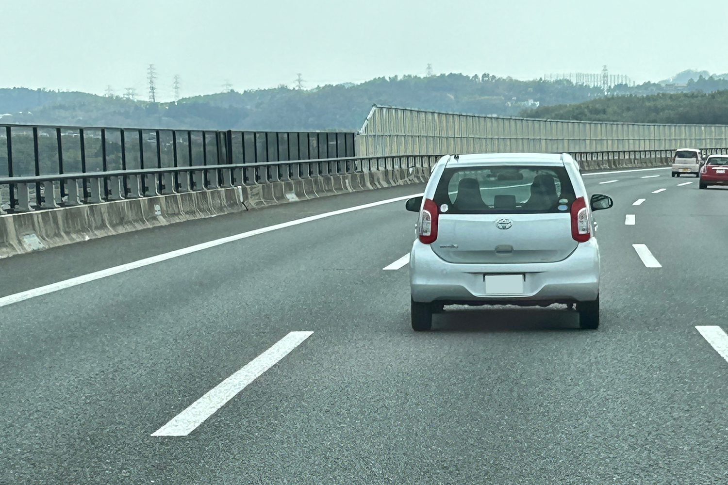 高速道路を走る乗用車のイメージ 〜 画像2