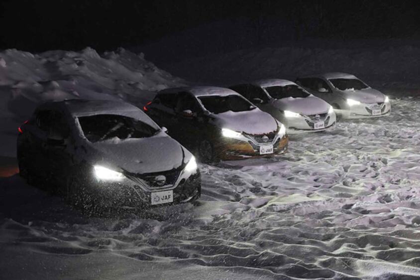 大雪での立ち往生を考えるとEVは怖い……は思い込み！　なんならエンジン車のほうが危険にさらされる可能性すらあった