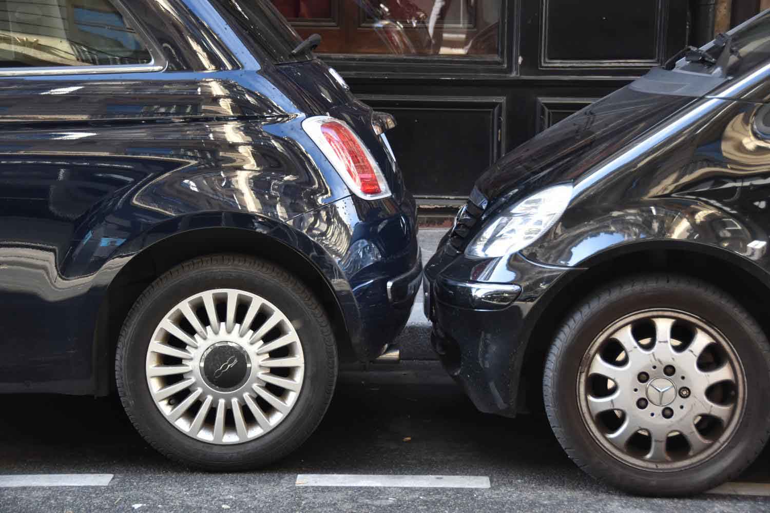 バンパーを当てた状態で停車している様子