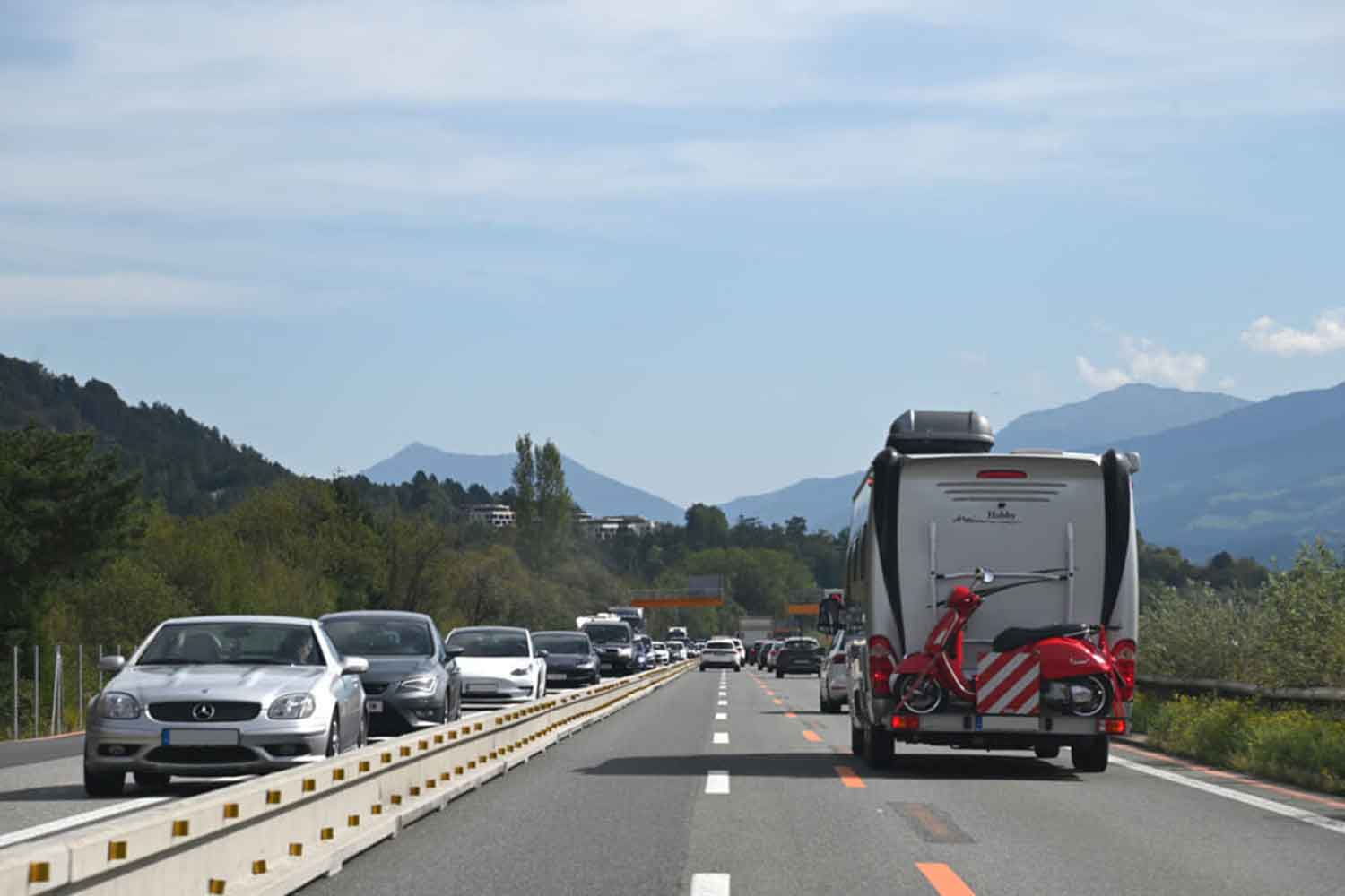 バカンスシーズンのアウトバーンでは重量オーバーと思われる車両も散見する