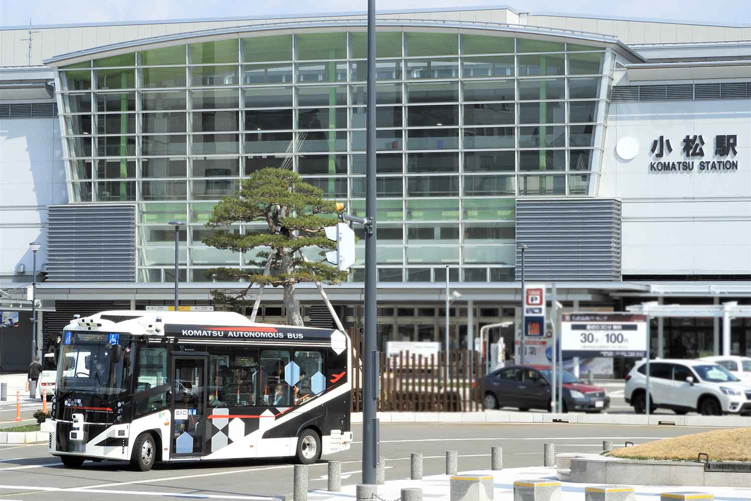 駅前を走る自動運転バス 〜 画像5