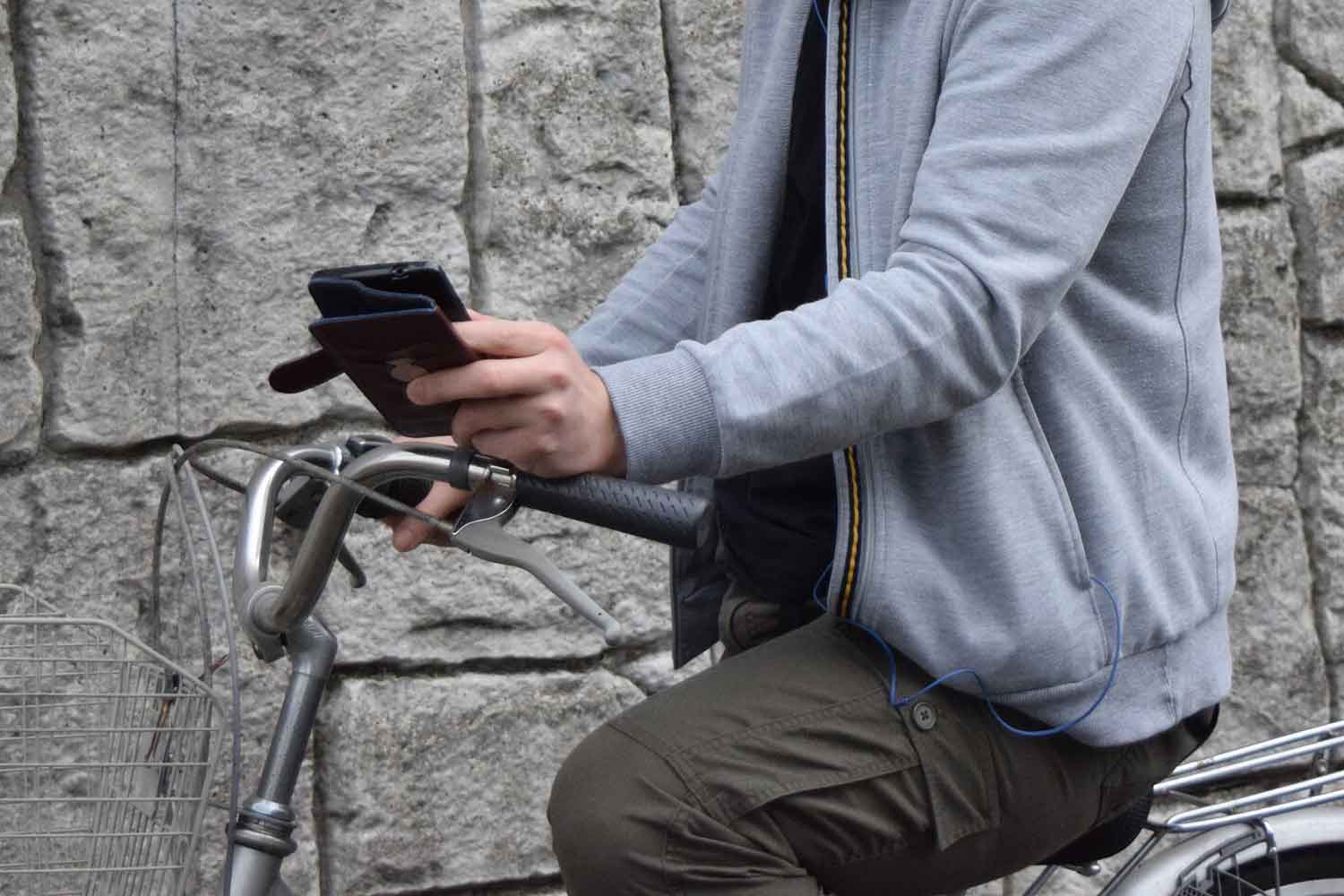 スマホを操作しながら自転車を運転している様子