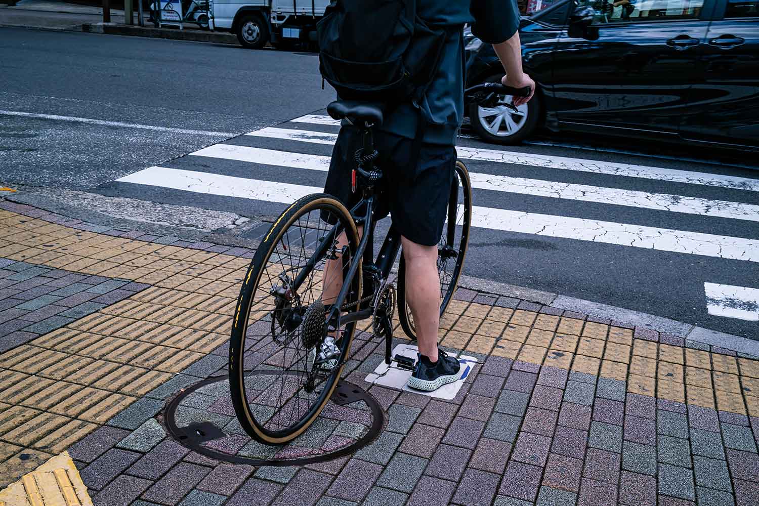 信号待ちしている自転車 〜 画像4