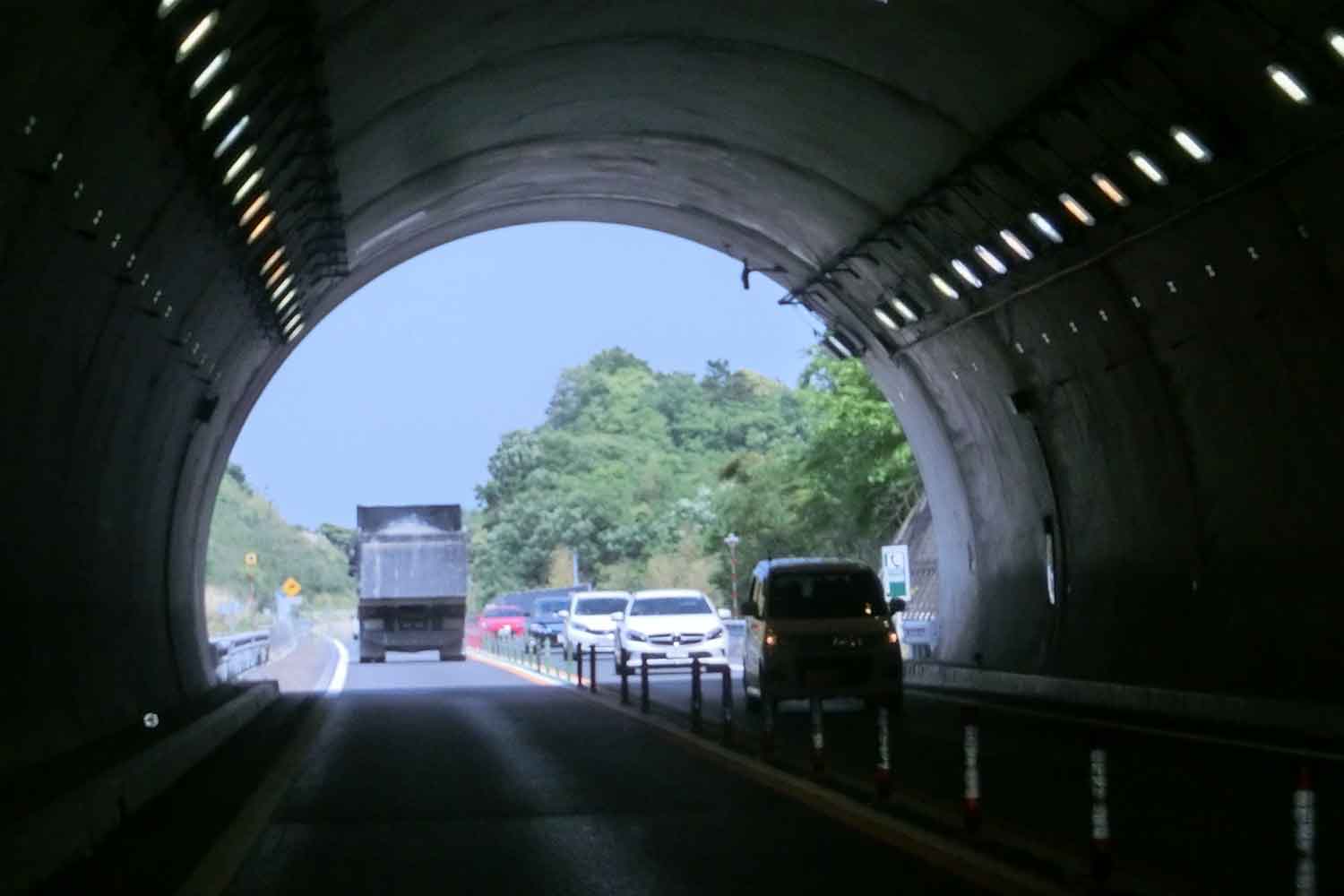 ヘッドライトを点灯させずに走行するトンネル内の対向車 〜 画像3