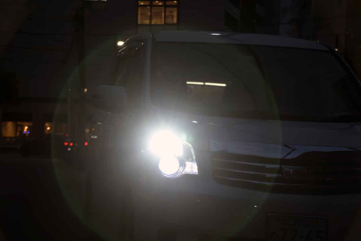 他車の交通に支障をきたす基本的なルール以外での灯火類の使用は交通違反となる可能性大