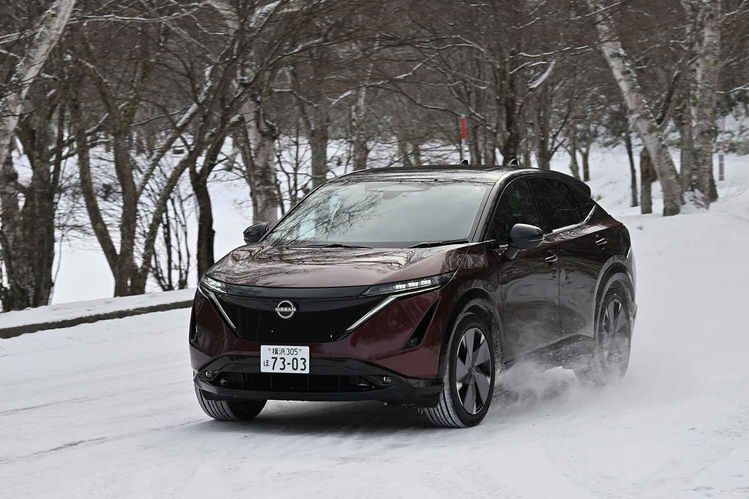 降雪地域を走る日産アリア