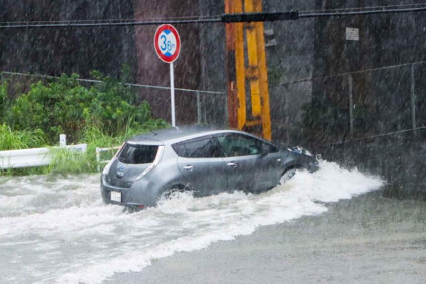 クルマでの冠水路の通行は想像以上に危険！　基本「10cm」を超えたら避けるのが正解だった!!