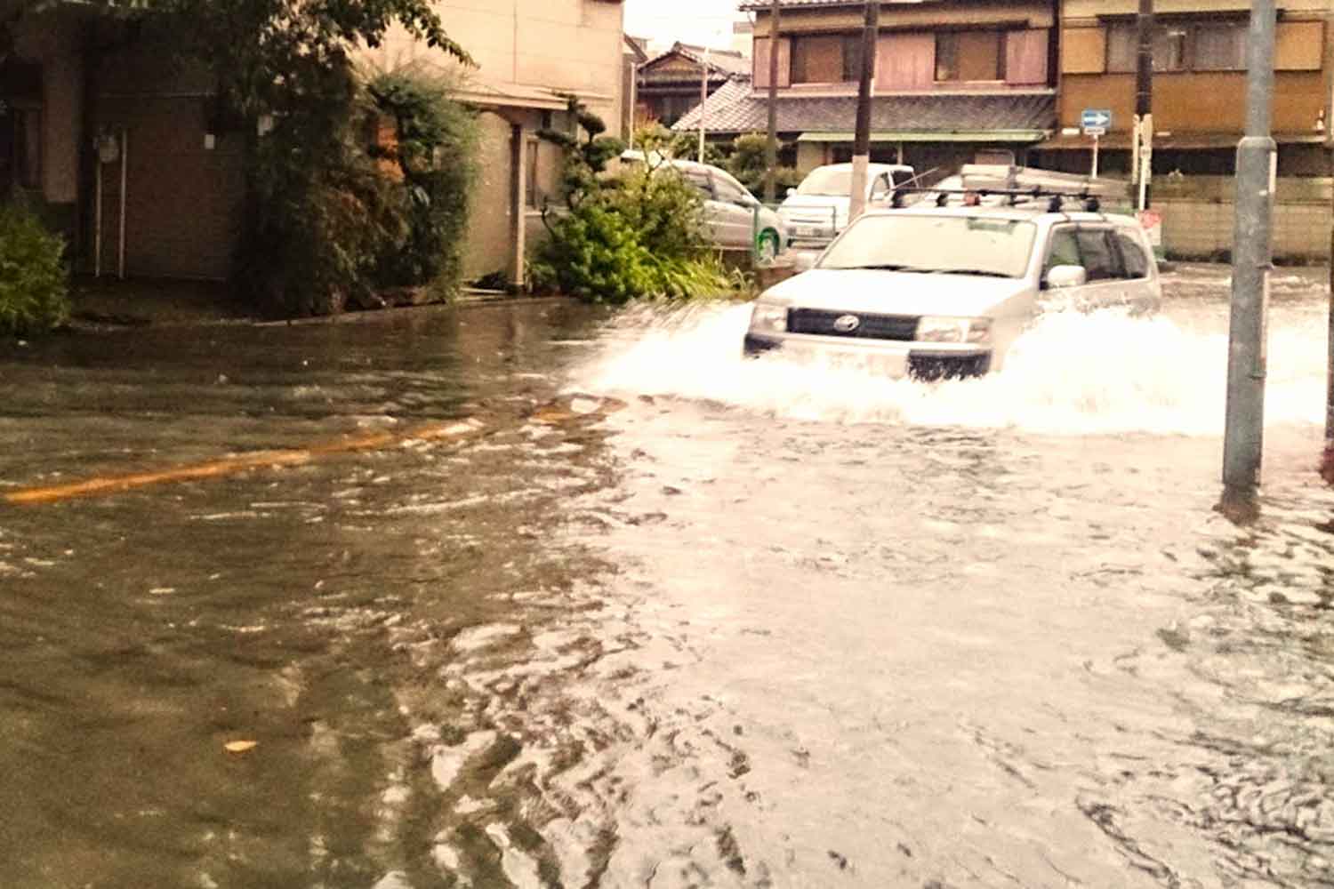 水しぶきをあげて走るクルマ