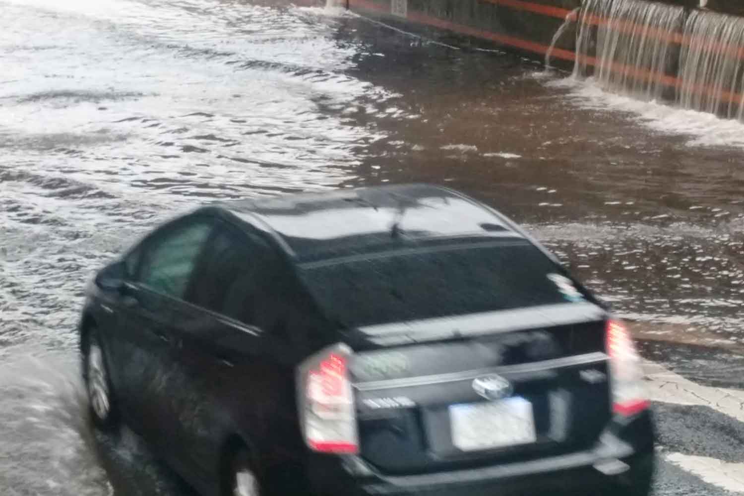 洪水した道路を走ろうとしている様子