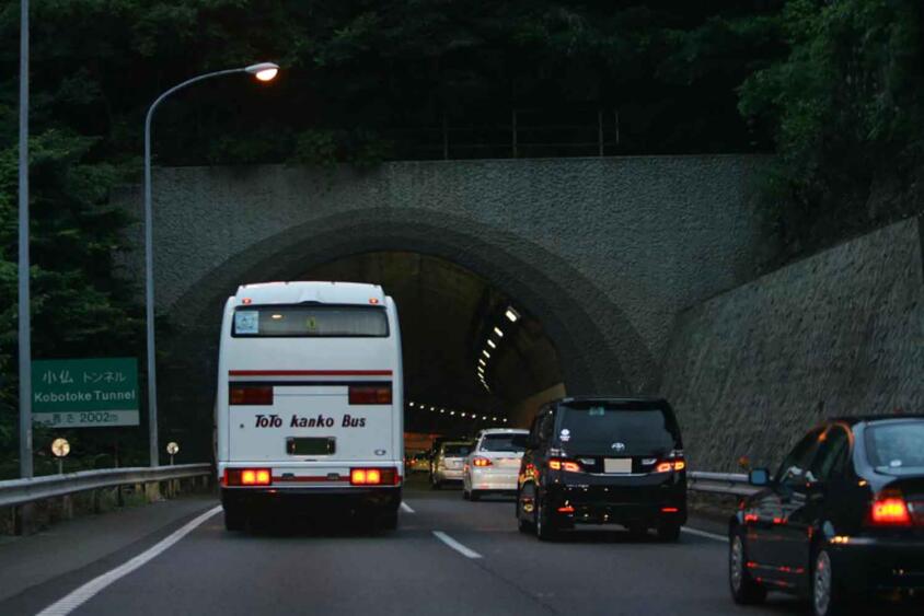 想像以上の恐怖と危険！　トンネル内で車両火災に遭遇したら「愛車を置いて逃げる」が正解だった