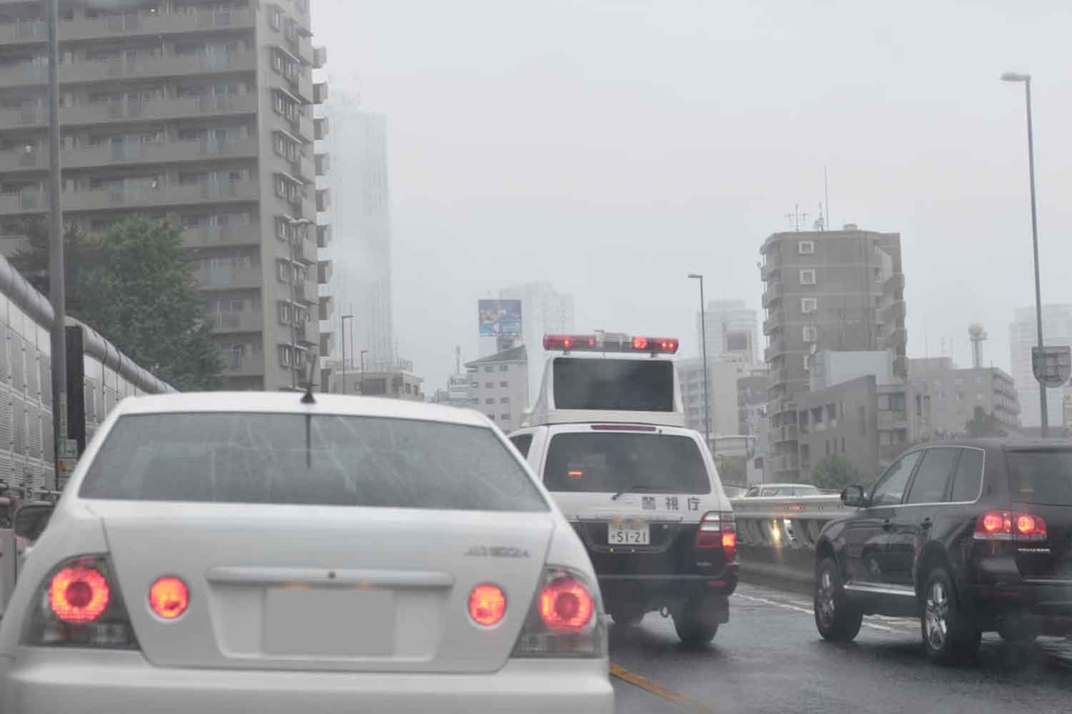 高速道路上のパトカーに進路を譲っている様子