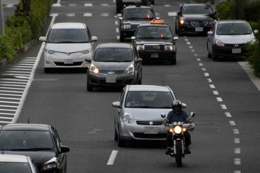 後ろを見ないで車線変更してきたクルマとぶつかった！　ただ自分の車線を真っ直ぐ走ってただけなのに過失があるってマジ？