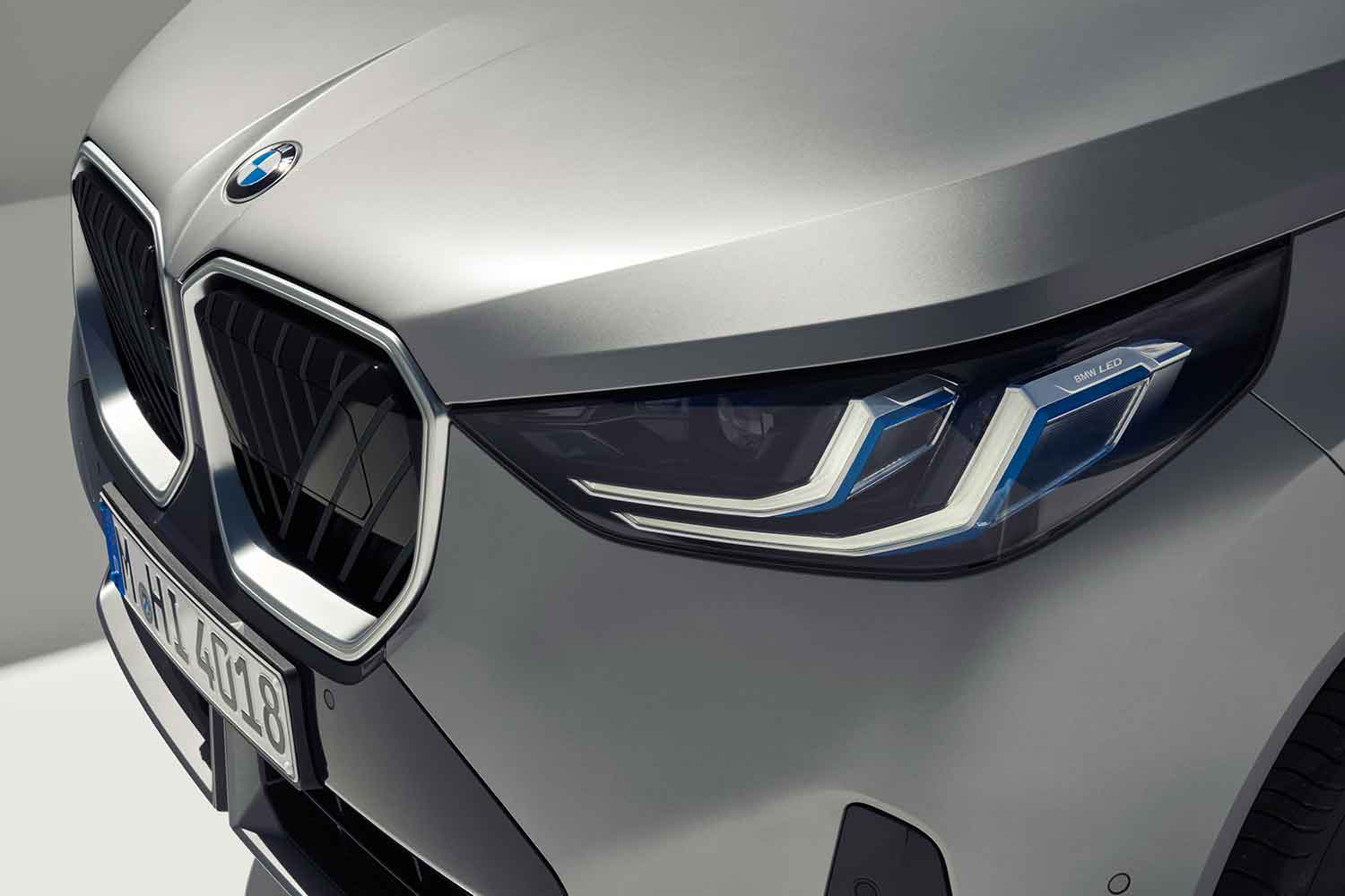 デザインのプロが新型BMW X3のデザインを切る