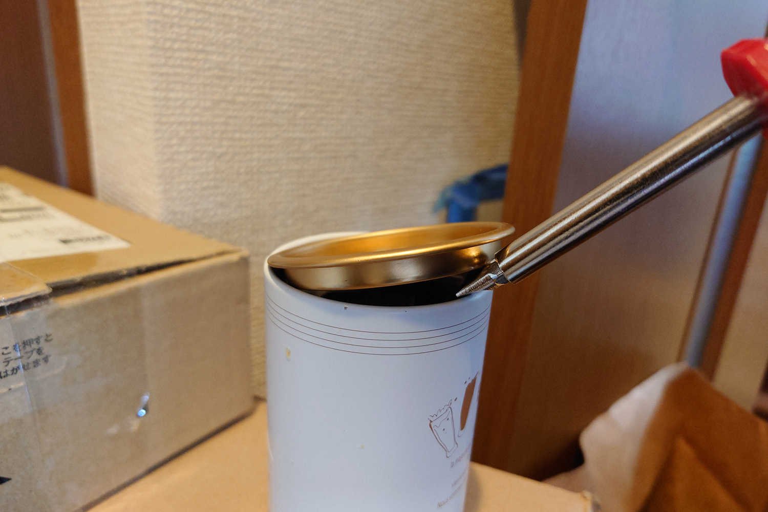 缶詰をこじるイメージ