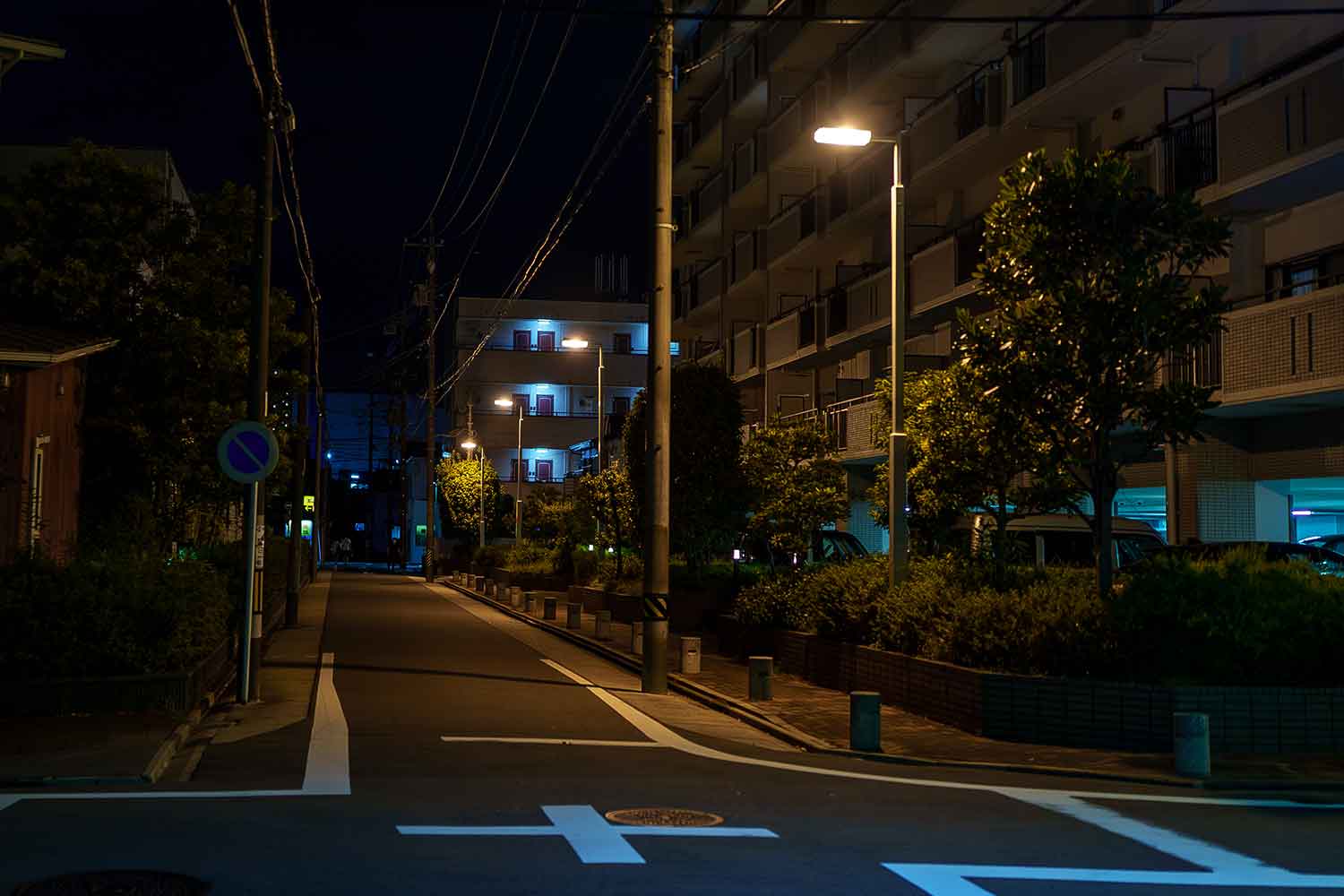 住宅街の街路灯の設置様子