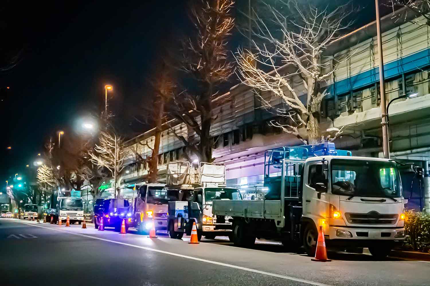 路肩に停車している工事車両の列 〜 画像7