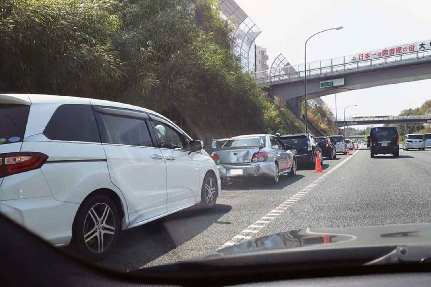 高速道路上で玉突き事故をしたクルマたち 〜 画像2