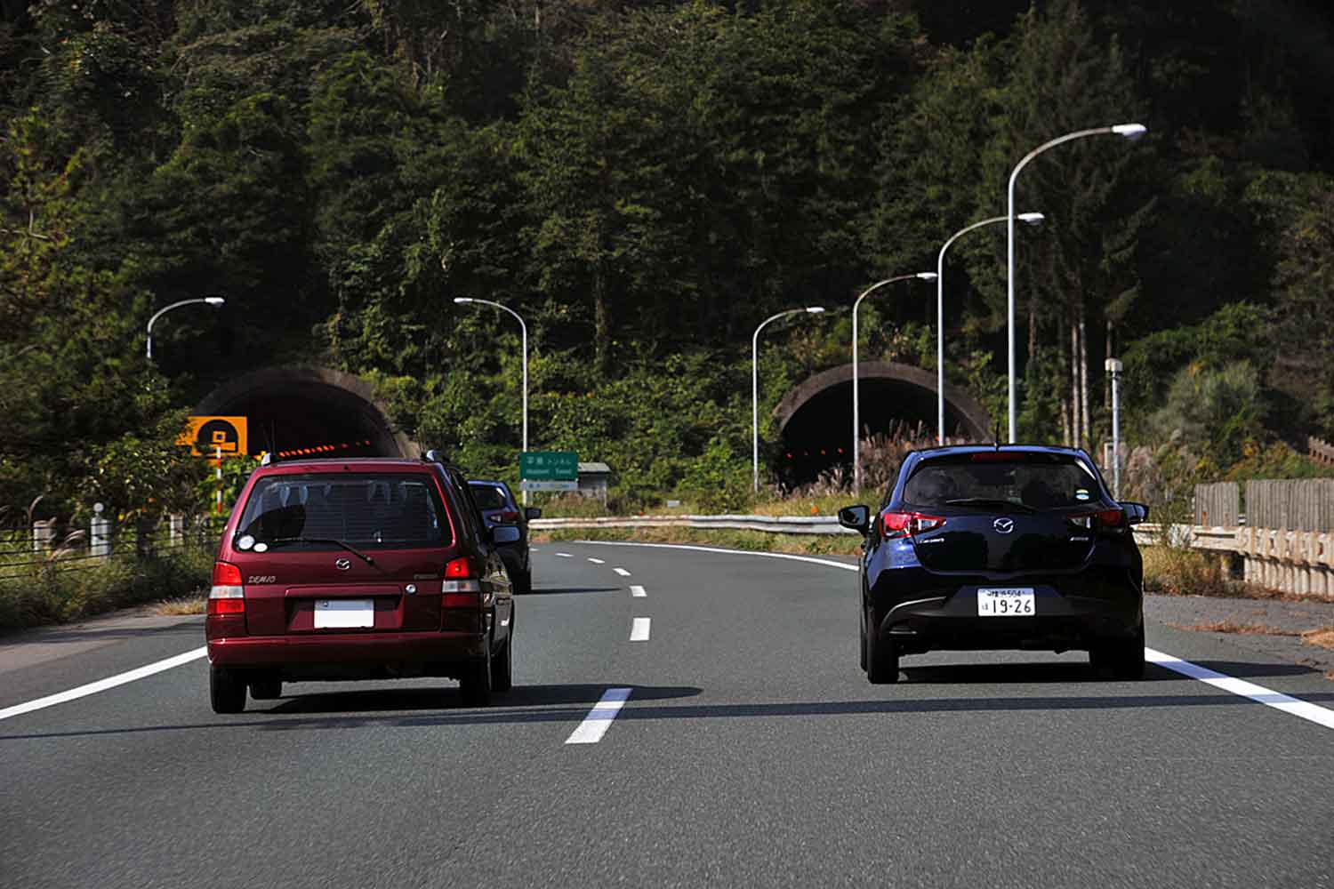 高速道路上で追い越しをしている様子 〜 画像3