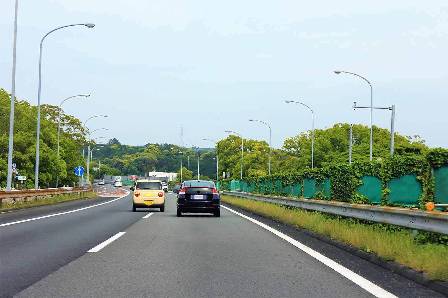 車線を割って走行している様子