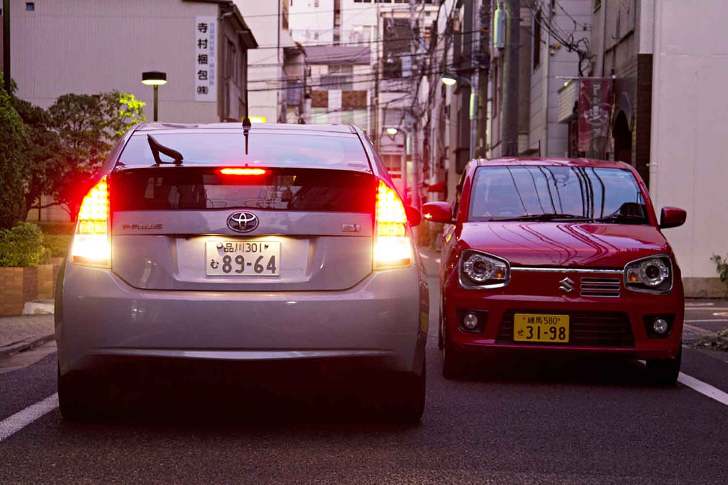 一般道で道を譲っている様子